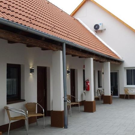 Czermann Holiday Inn Oroszlány Zewnętrze zdjęcie