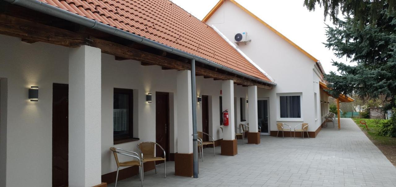 Czermann Holiday Inn Oroszlány Zewnętrze zdjęcie