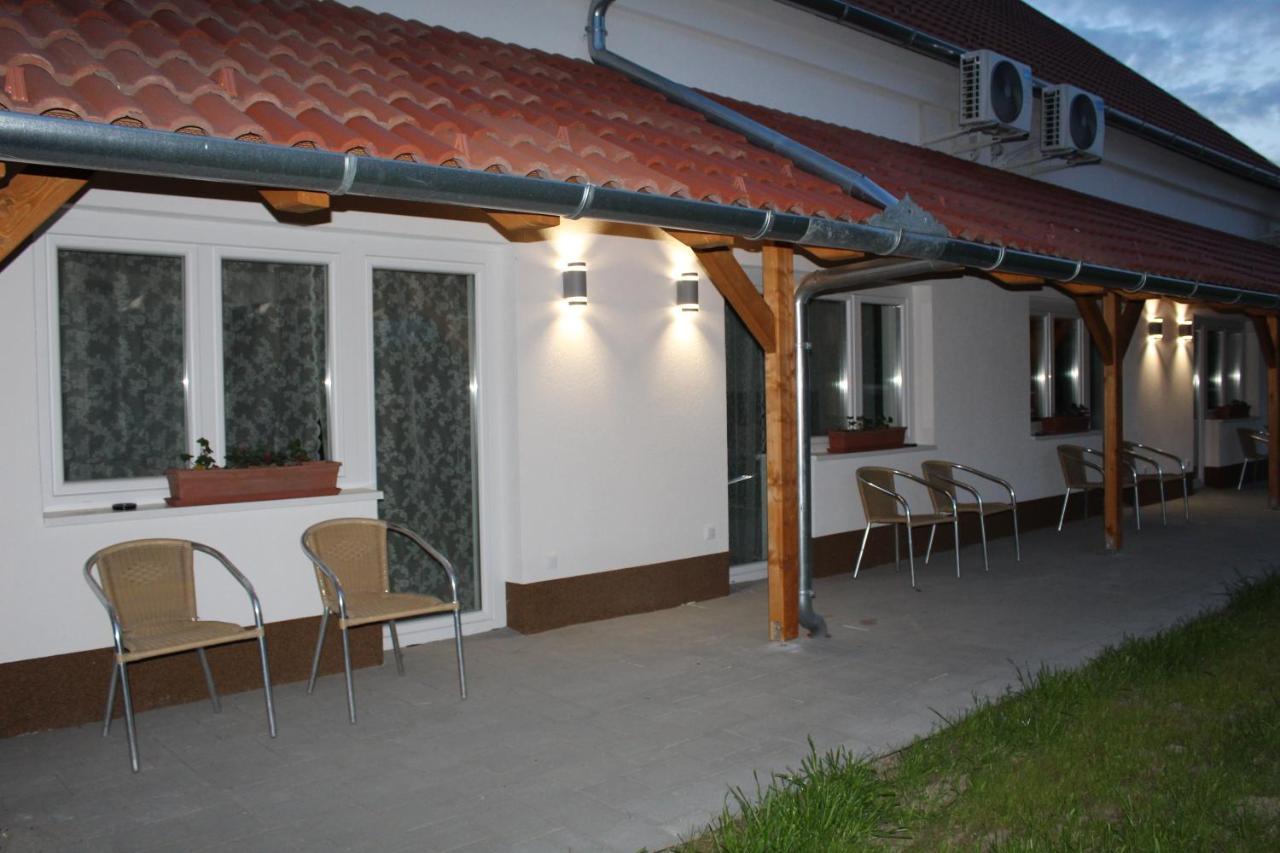 Czermann Holiday Inn Oroszlány Zewnętrze zdjęcie