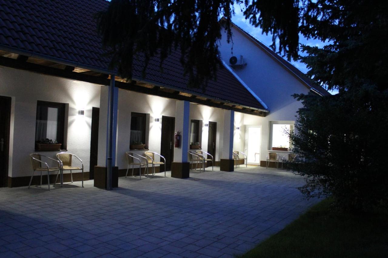 Czermann Holiday Inn Oroszlány Zewnętrze zdjęcie