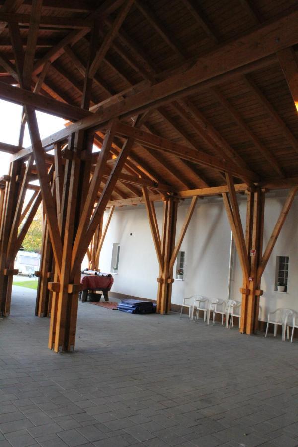 Czermann Holiday Inn Oroszlány Zewnętrze zdjęcie