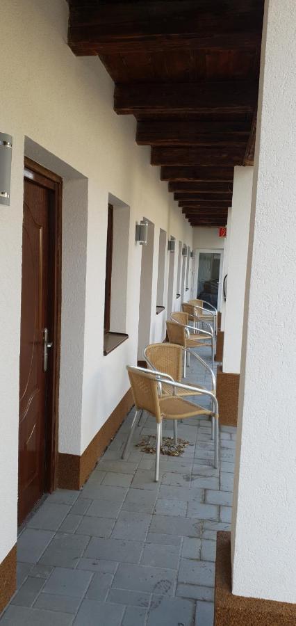 Czermann Holiday Inn Oroszlány Zewnętrze zdjęcie
