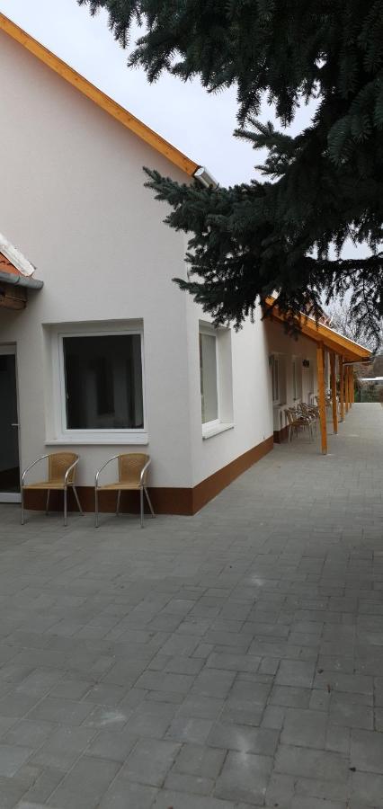 Czermann Holiday Inn Oroszlány Zewnętrze zdjęcie