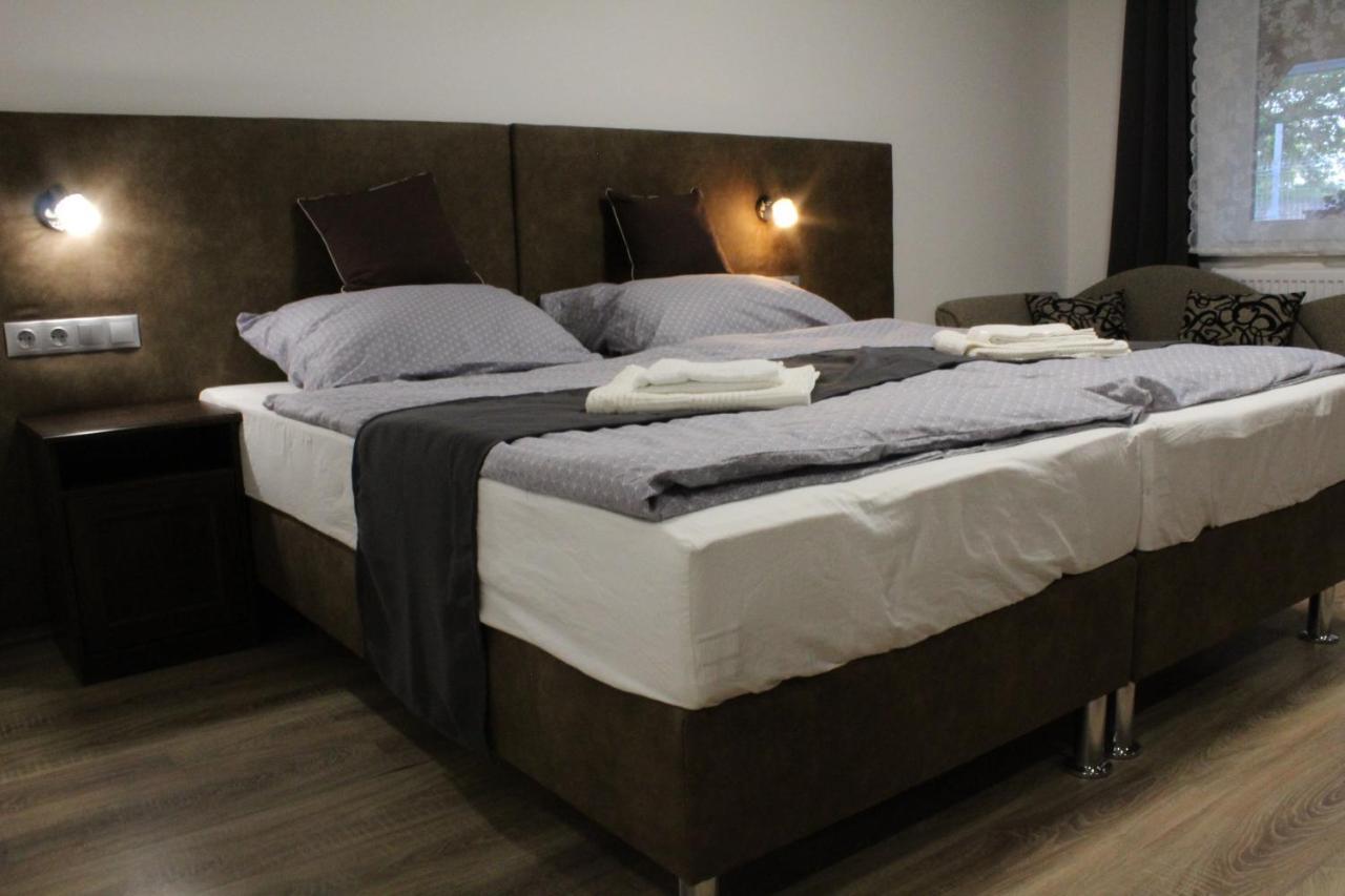 Czermann Holiday Inn Oroszlány Zewnętrze zdjęcie