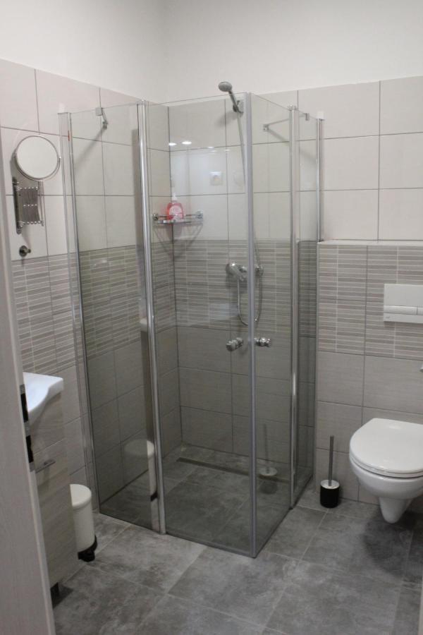 Czermann Holiday Inn Oroszlány Zewnętrze zdjęcie