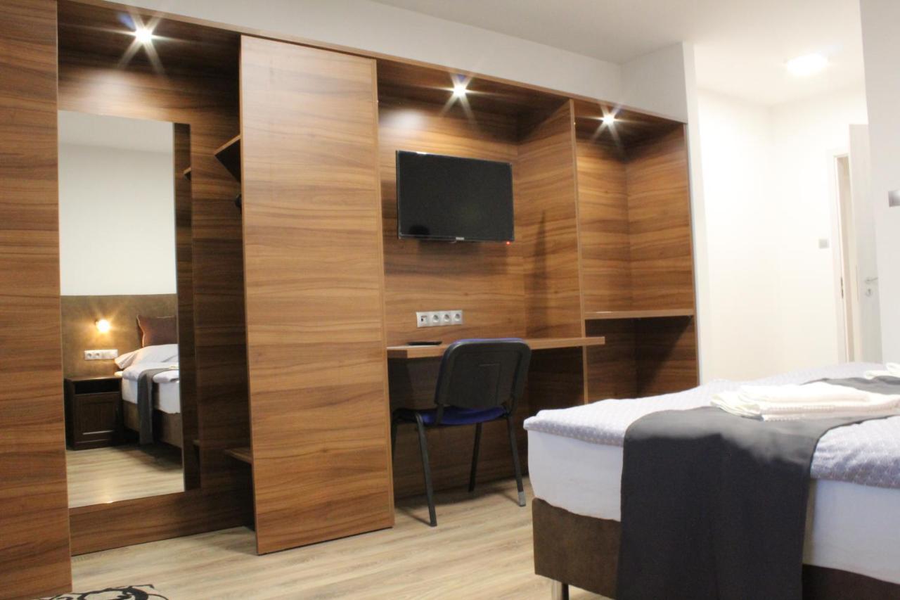 Czermann Holiday Inn Oroszlány Zewnętrze zdjęcie