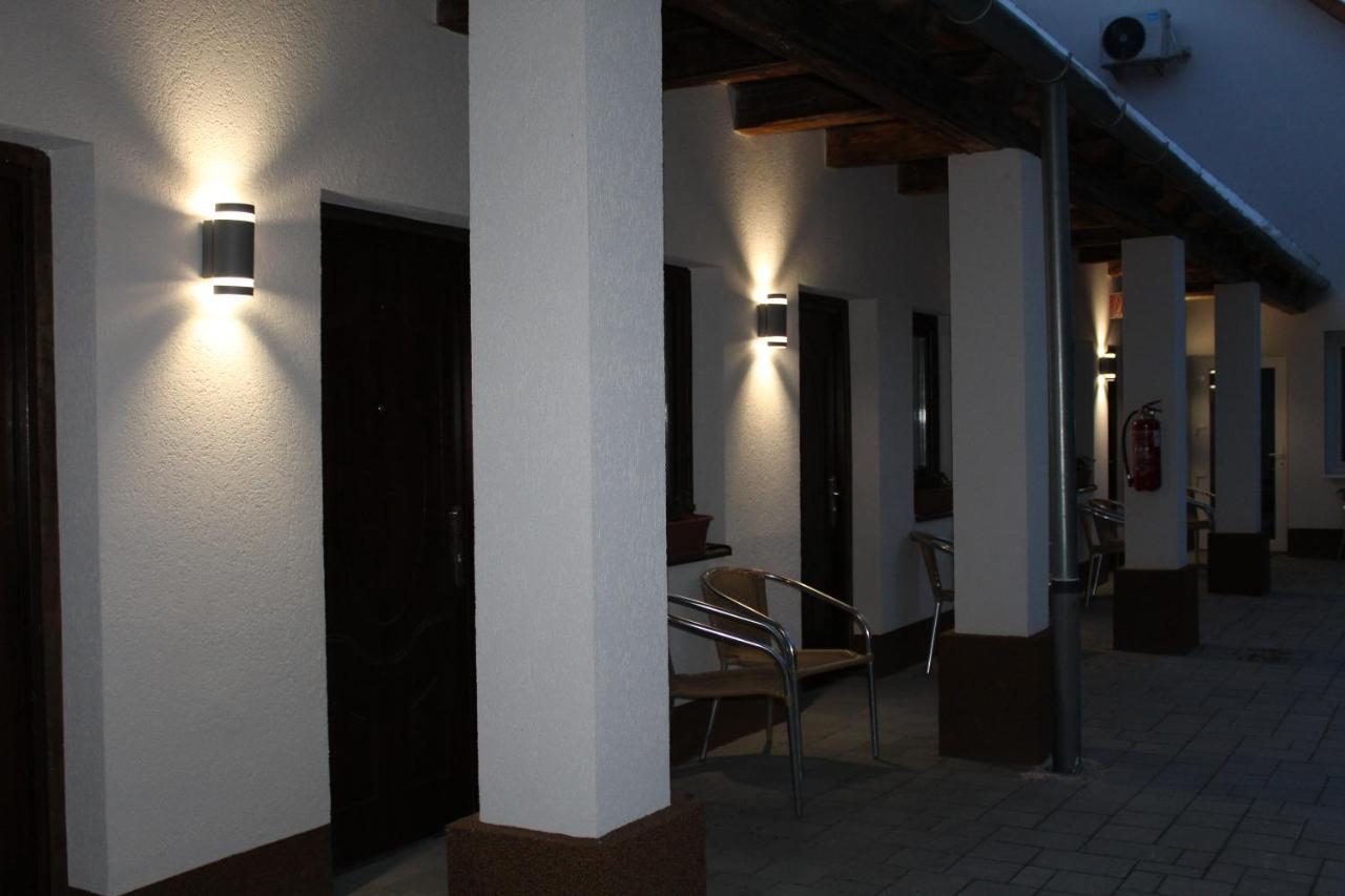 Czermann Holiday Inn Oroszlány Zewnętrze zdjęcie