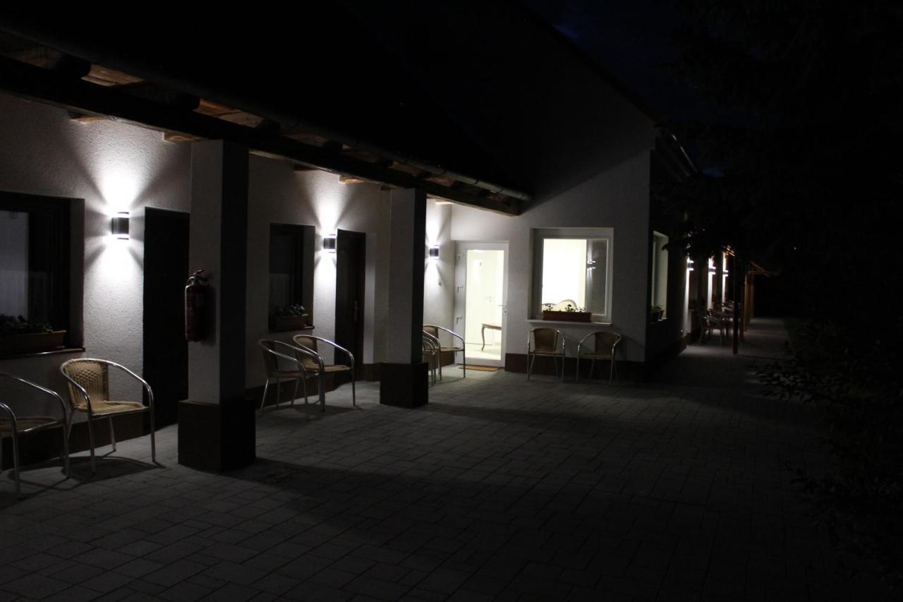 Czermann Holiday Inn Oroszlány Zewnętrze zdjęcie
