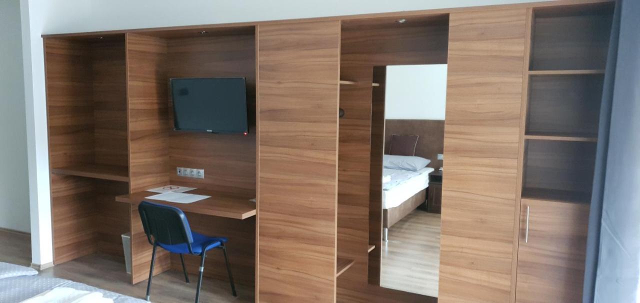 Czermann Holiday Inn Oroszlány Zewnętrze zdjęcie